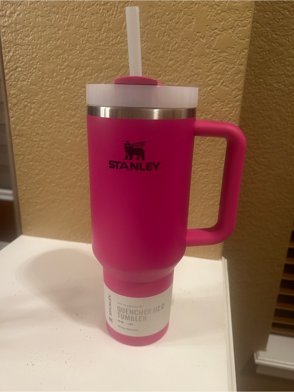 Stanley Fuschia Pink Quencher H2-0 Insulated Tumbler with Handle and Straw. 40oz